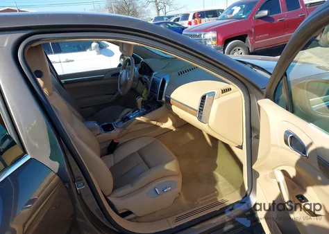 2011 Porsche Cayenne z USA, uszkodzony, nr VIN WP1AA2A28BLA01782